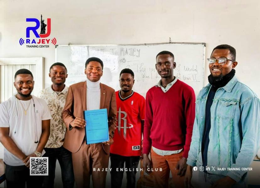Étudiant primé au Rajey English Club avec son certificat